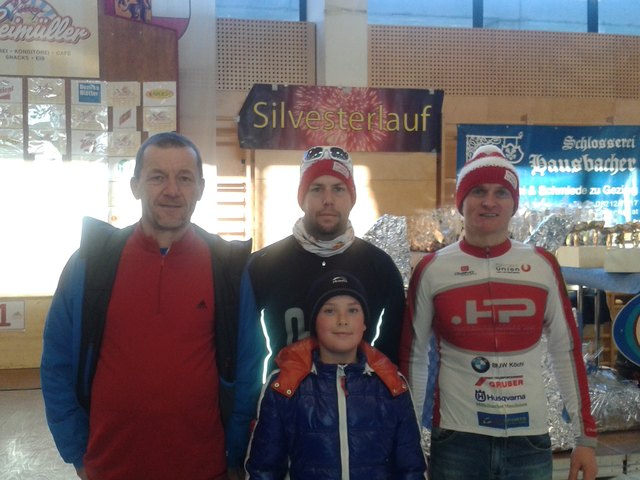 Die Abordnung der Tri-Union Lungau beim Silvesterlauf in Seekirchen.