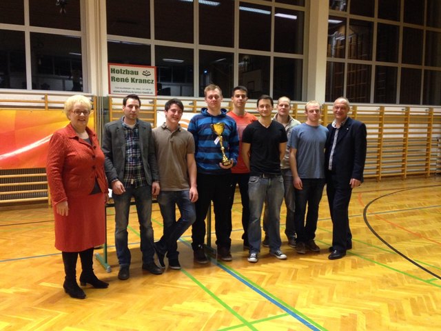 Verena Dunst, Martin Dujmovits, Daniel Posch und Wolfgang Sodl gratulierten der Mannschaft rund um Benjamin Valda zum Turniersieg.