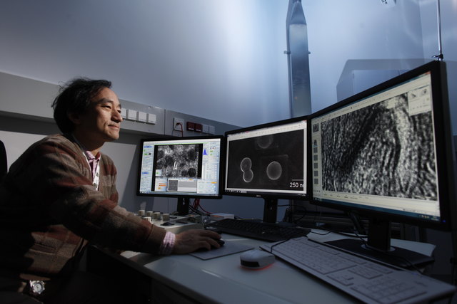 Prof. Ryuichi Shigemoto in seinem Labor.