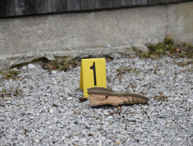 Der Mann zog sich schwere Verletzungen am rechten Bein zu, hier der Schuh des Verletzten. | Foto: ZOOM-Tirol