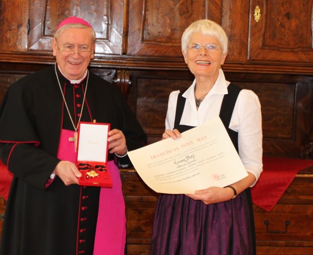 Diözesanbischof Ludwig Schwarz überreicht die päpstliche Auszeichnung an Erna Putz. | Foto: Diözese Linz