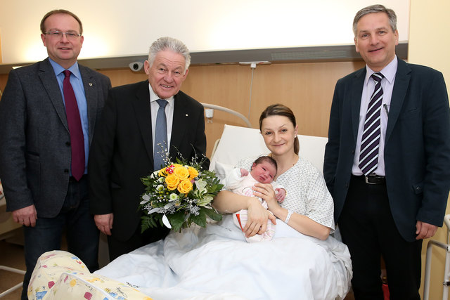 (v. l.) Bürgermeister Johannes Waidbacher, Landeshauptmann Josef Pühringer, Jasmina Ravkic mit Adina, Primar Gottfried Hasenöhrl
