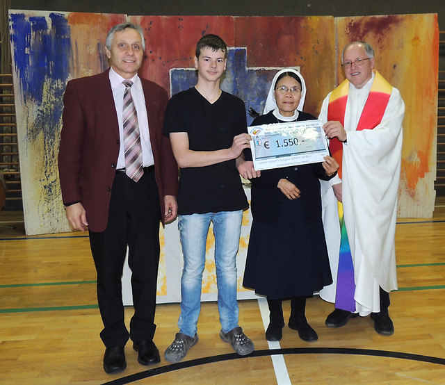 Spendenübergabe: Dir. Roman Neururer (li.) und Dekan Franz Hinterholzer mit Sr. Maria Teresa.