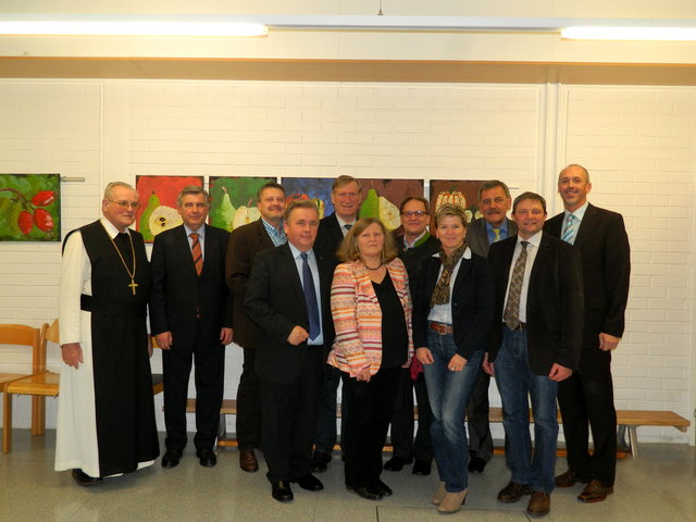Abt des Stiftes Zwettl, Wolfgang Widermann, Dir. Boden (RAIKA), Christian Rametsteiner, Abg.zum NÖ Landtag Franz Mold, Bgm. Herbert Prinz, Else Leutgeb, Bgm. Robert Hafner, Präs. v. Lions-Club Andrea Hofmann, .... Hofmann, Obmann der HS-Gemeinde Franz Waldecker, Dir. Fritz Laschober (v.l.).