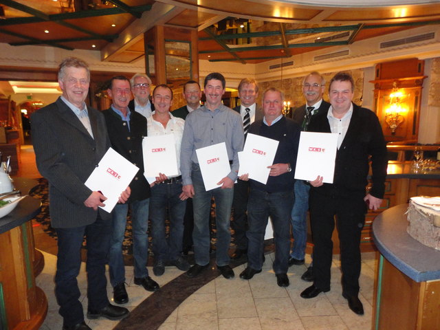 Josef Schartner, Walter Taxer, Salzburger Seilbahnsprecher Ferdinand Eder, Betriebsratsvorsitzender Johann Rohrmoser, Alpendorf Bergbahnen Vorstand Wolfgang Hettegger, Johann Kronberger, Aufsichtsratsvorsitzender Stellvertreter Ortwin Andrich, Josef Hasler, Bürgermeister Günther Mitterer, Prokurist Hubert Ellmauthaler
