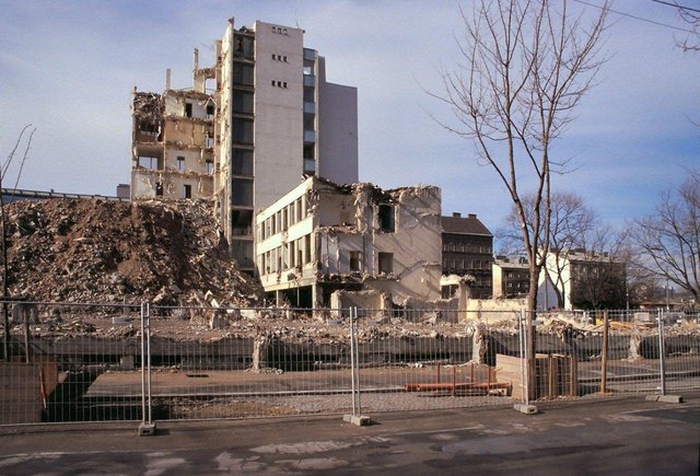 2001: Abriss der Niederlassung der NÖM (Niederösterreichische Molkerei).