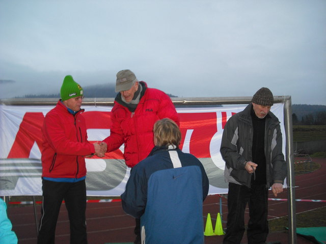 Siegerehrung Silvesterlauf Leoben: Johann Melinz (2.), Erwin Ortner (1.) und Karl-Heinz Tiefengraber (3.)