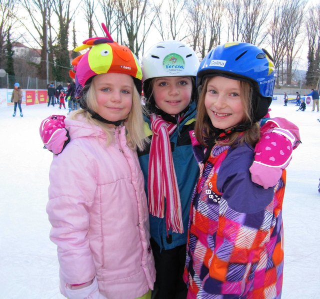Mit den besten Freundinnen und einem coolen Helm macht´s gleich noch mehr Spass