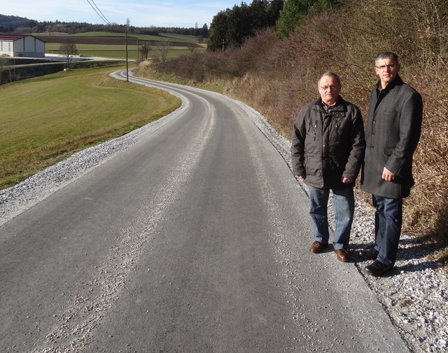 Bürgermeister Andreas Pichler (im Bild rechts, gemeinsam mit geschäftsführenden Gemeinderat Johann Zeller, im Bild links) konnte 2013 trotz der knapper werdender Geld- und Fördermittel ein umfangreiches Projektpaket der ländlichen Verkehrserschließung in der Marktgemeinde Lichtenau durchführen.