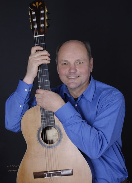 Walter Nimmerfall lehrt Gitarrengriffe, Schlag- und Zupfmuster.