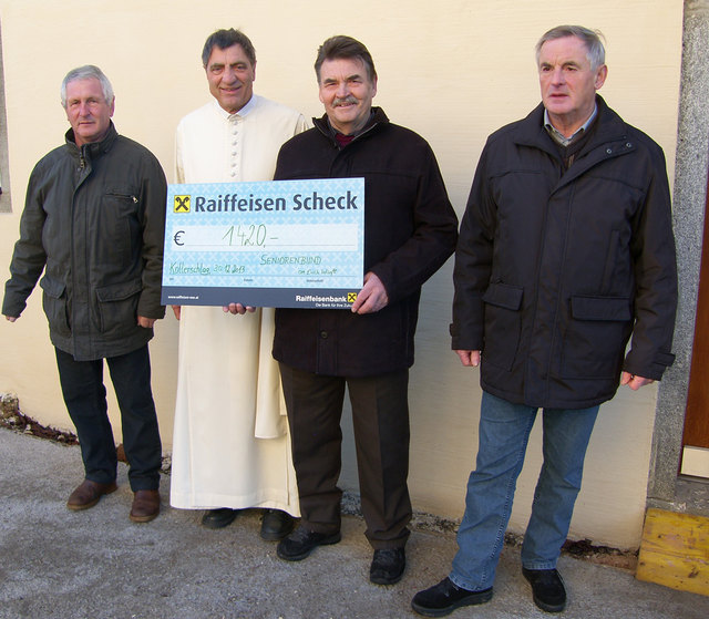 Das Organisationsteam des Adventmarktes übergibt den Scheck: Kassier Josef Hopfner, Obmann Erich Würfl und Organisations-Referent Erwin Stadlbauer mit Pfarrer Laurenz Neumüller (v.l.).