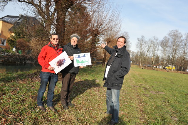 (v.re.) Stadtrat Johann Padutsch, Naturschutzfachmann Reinhard Medicus und Naturschutzbundchef Hannes Augustin beim neuen, geschützten Lebensraum am Almkanal.