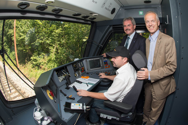 Verkehrslandesrat Karl Wilfing und NÖVOG Geschäftsführer Gerhard Stindl im Bild mit Lokführer Uwe Thier.