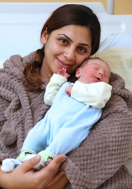 Gülbahar Acikgöz mit ihrem Neujahrsbaby Levin, der zehn Minuten nach MItternacht im Wiener Donauspital zur Welt kam.