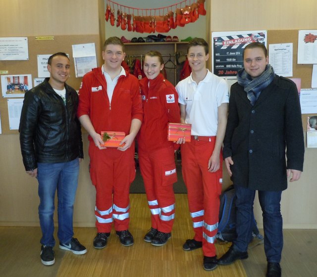 Der Mitterkirchener JVP-Obmann Christoph Kranzl, Zivildiener Lukas Plietl, RK-Berufsfindungspraktikantin Maria Lichtenberger, Zivildiener Florian Himmelbauer und Bezirksobmann Mario Derntl bei der Geschenkübergabe