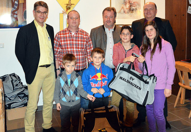 Obmann Gerhard Schießwald, Reinhold Pollak Jun., Reinhold Pollak, Jugendleiter Roland Trinkl (hinten v.l.) sowie Niklas Ertl, Elias Welt, Daniel Gutmann, Laura Zellhofer (vorne v.l.).