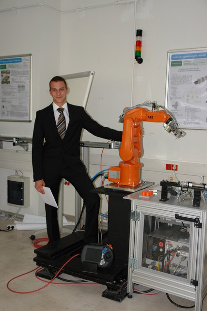 Mit Robotern hat Bernhard Ivancsics praktisch jeden Tag zu tun - bald vielleicht auch mit der Raumfahrt?