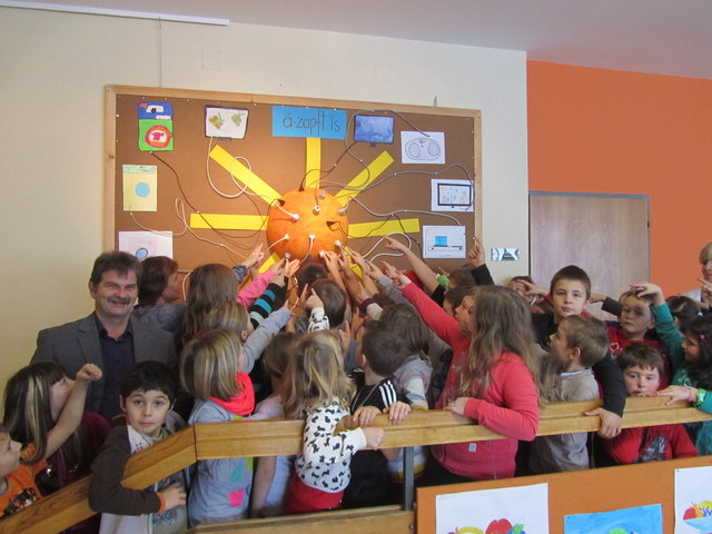 Projektstart mit Bürgermeister Franz Wagner, Direktorin Christine Haselsteiner und Schüler der Volksschule Klaffer am Hochficht.