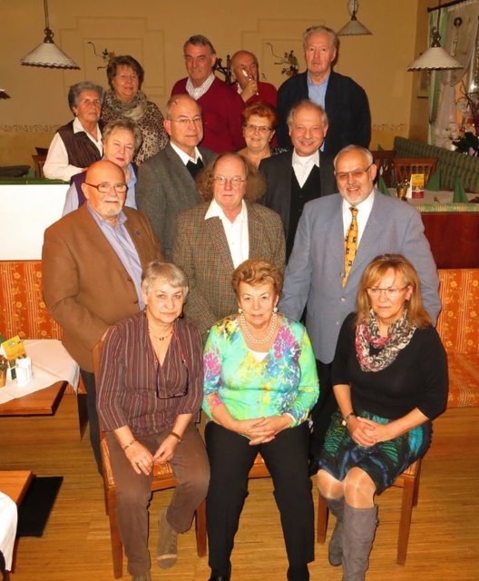 Im Bild der neue Vorstand der Stadtgruppe Baden des NÖ Seniorenbundes:
Erste Reihe sitzend von links nach rechts: Kassenprüferin Annegret Födinger,
Obmannstellverteterin Edith Sommer, Kulturreferentin Rosemarie Schweitzer,
Dahinter stehend: Ehrenobmann GR Herbert Cseko, Organisationsreferent Walter
Graf. Obmann Leopold Habres
Dahinter stehend: Leiterin des Singkreises Irmgard Gröpl, Obmannstv.: Dr. Manfred
Adensamer, Kassenprüferin Anna Maria Beyhl, HR Mag. Fritz Koprax
Dahinter stehend: Gerta Breunlich