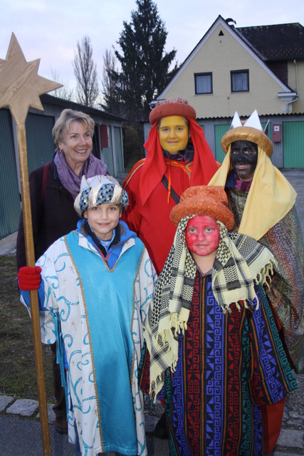 Wie Sarah, Sigrid, Katharina und Philip waren in den letzten Tagen Buben und Mädchen in guter Mission als Sternsinger unterwegs. Viktoria Resch von der Pfarre Kalsdorf begleitete das königliche Kleeblatt