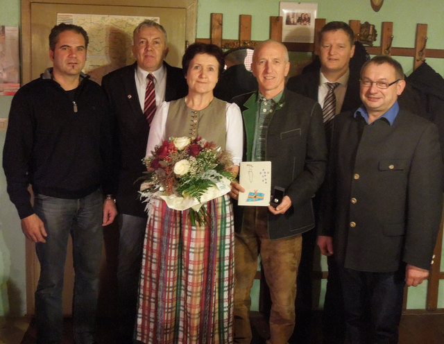 Ehrung (v.l.): GV Peham, GV Schusterbauer, Ingrid Auzinger, Franz Auzinger, Bürgermeister NR Hofinger, Vizebürgermeister Mayrhofer.