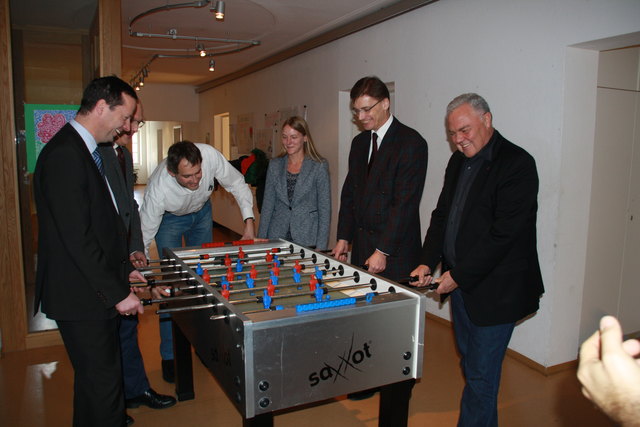Beim Tischfußball im BIWAK: Erich Plank (RRB Hall), Peter Grassl (RRB Hall), Wolfram Brugger (SOS-Kinderdorf), Jutta Schmidl (BIWAK), Christian Holzknecht (Hall AG) und Johannes Tusch (Stadt Hall).