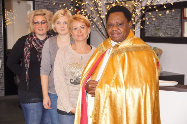 Friseurin Manuela Rainer mit Pfarrer Laurent und ihren Mitarbeiterinnen Nicole und Verena.