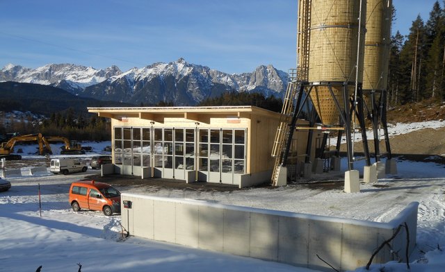 Die fertiggestellten Salzsilos sind bereits im täglichen Winterdienst-Betrieb.