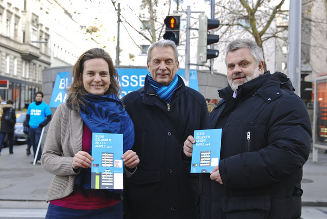 Bezirksvorsteher Karlheinz Hora, sein Stellvertreter Manfred Junek und Fußgängerbeauftragte Petra Jens (v.r.) bei der Taborstraße.