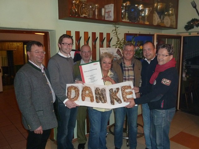 Ein Danke an Hilde Trummer von Funktionären der Gemeinde Edelschrott und der Wirtschaftskammer