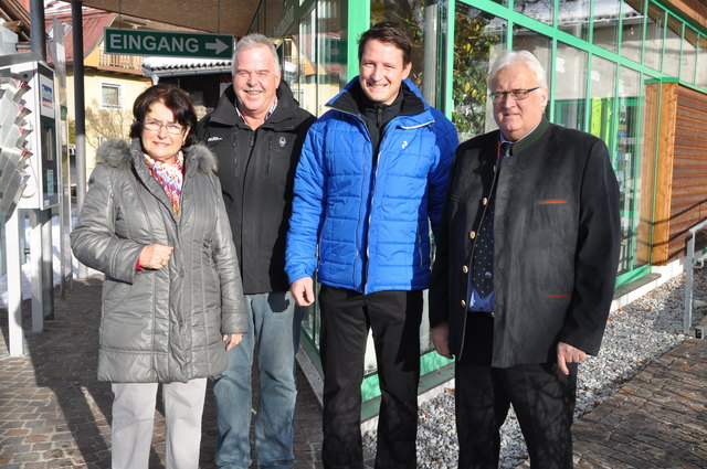 Der TVB-Vorstand mit Hermann Ruepp, Hannes Klotz und Christine Specht präsentierten den neuen Geschäftsführer Ronald Petrini.