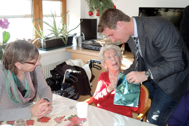 Unser Bild zeigt die bekannte Telferin Anni Holzer mit Bgm. Christian Härting und ihrer Nichte Brigitte Windisch. | Foto: Schatz