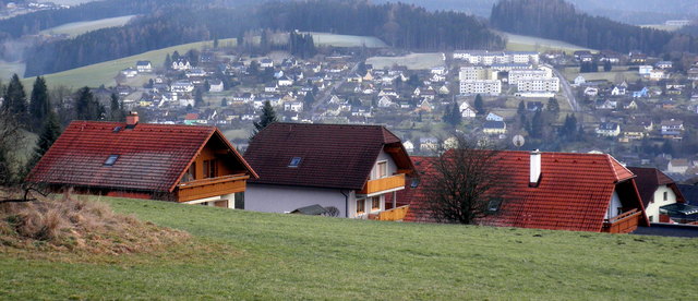 ... bringen nur mehr die Dächer etwas Farbe ins Bild.