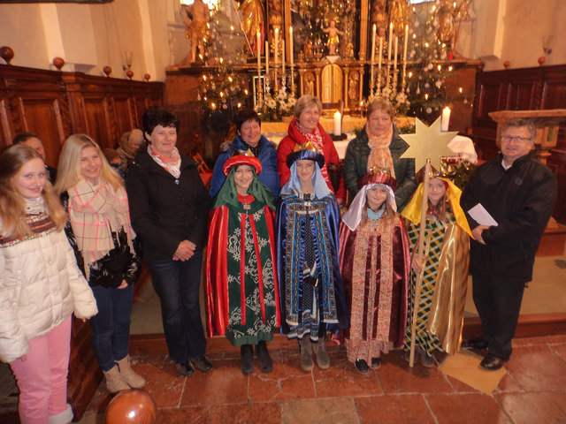 Am 29. Dezember 2013 wurden in der Pfarre Geiersberg die vier neuen Sternsinger-Gewänder gesegnet. | Foto: privat