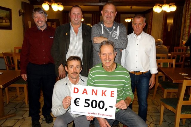 Ignaz Heigl (rechts außen) überreicht TT-Klubchef Franz Sturmlechner (vorne rechts) im Beisein der siegreichen Schnapser die schöne Spende.