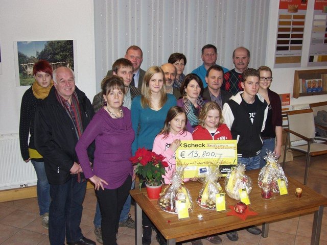 Tanja Wallner Benefizverein (BV), Bgm. Alfred Hennerbichler, Maria Kitzler, Dir. NV Josef Klonner, Benjamin Aufferbauer, Nathalie Grünstäudl, Alois Kitzler Fa. Formholz, Annemarie Gschwandtner, Raika Mitarbeiterin Frau Stauderer, Sabine, Lisa und Mario Grünstäudl, Johann Grünstäudl (Onkel), Obmann Willi Stöcklhuber, Willi Jungwirth und Simone Zatl BV.