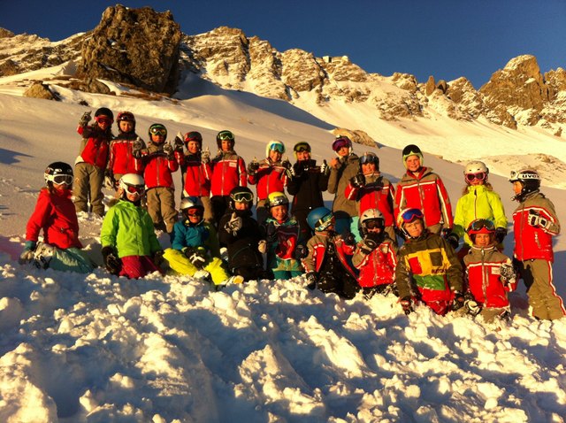 Stirnlampenabfahrt: Die SCA Kinder beim Sonnenuntergang auf der Valluga.