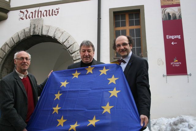 Kultur und Geschichte entlang des Lechs verbinden Bayern und Tirol: v.l. Thomas Riedmiller, Leiter des Kulturamts der Stadt Füssen, Bgm. Bernhard Singer (Elbigenalp) und Bgm. Paul Iacob (Füssen).