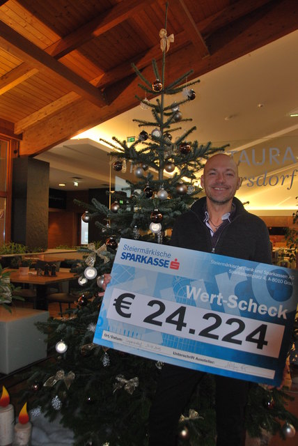 Therme Loipersdorf-Geschäftsführer Wolfgang Wieser mit dem Spendenscheck für die Hilfsaktion.