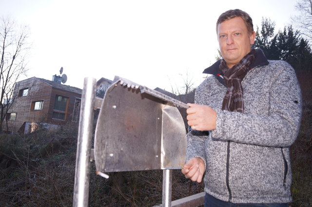 Peter Streichsbier ist fassungslos: "Wer sprengt einen Briefkasten mitten in einem Wohngebiet?"