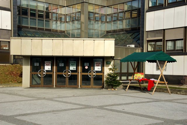 Bereits im Eingangsbereich des Schulzentrums wurde der Christkindlmarkt beworben
