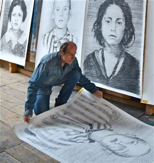 Manfred Bockelmann in seinem Atelier, mit Porträts gegen das Vergessen