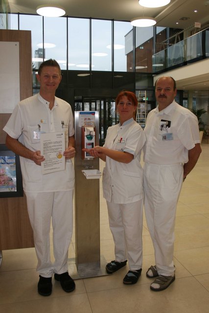 Roland Peter, Ruth Fischer und Oberarzt Johann Schörgenhofer.