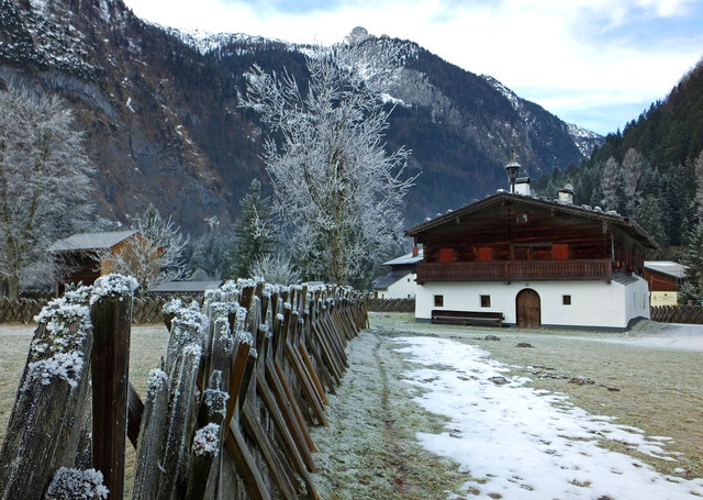 Heimatmuseum Arlerhof mit kunstvollem alten Zaun