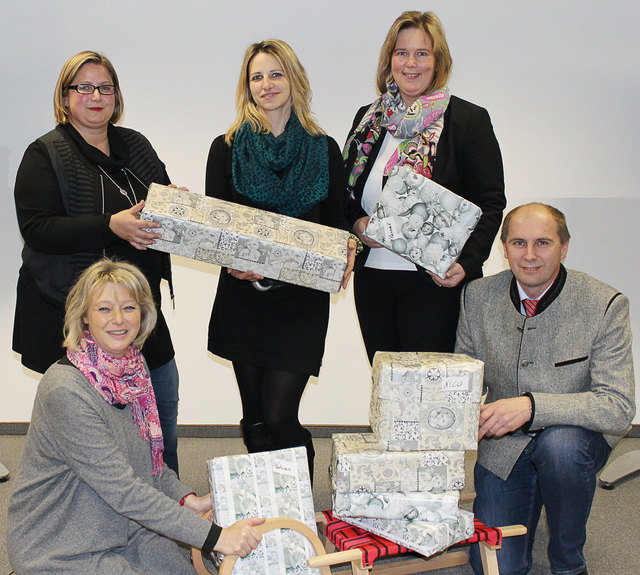 GR Gaby Strahberger, Veronika Baumgartner (Geschäftsleiterin Stv. Adler Modemarkt St. Pölten), Elvira Schmidt (SPÖ Frauen NÖ) - stehend; Annemarie Mitterlehner (SPÖ NÖ Landesfrauengeschäftsführerin), STR Johann Gruber.