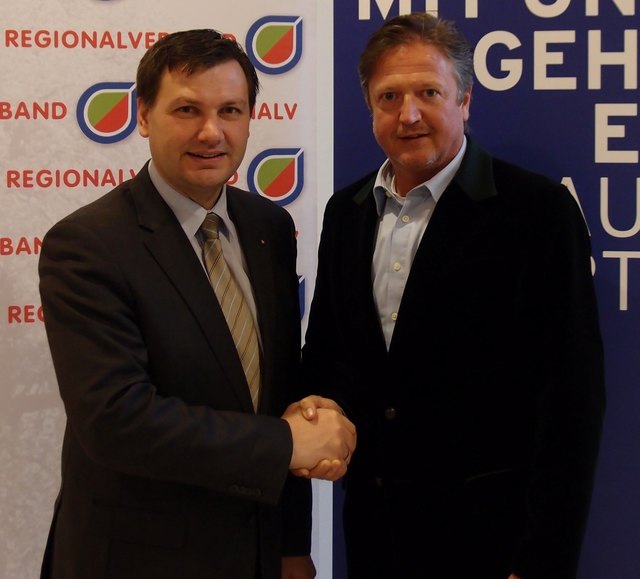 Andreas Pum und Regionalmanager Karl G. Becker begrüßen die Zusammenlegung.