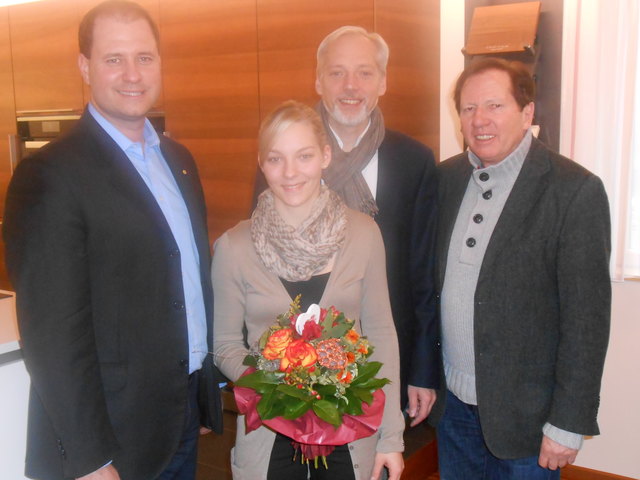 Ortschef Matthias Weghofer (r) und ÖVP-BPO Christian Sagartz (l) gratulierten der jüngsten Tischlermeisterin Bettina mit Vater Peter Pauschenwein