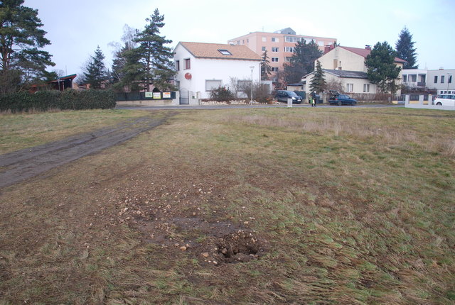 Auf diesem Bauplatz am Stadtrand geschah das Unglück. Nur das Loch, das die Kugelbombe schlug, ist noch zu sehen.