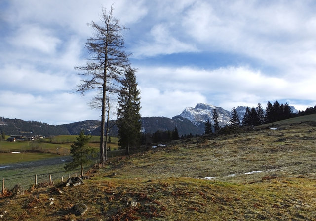 Diese Gegend ist normalerweise als Schneeloch bekannt. Im Hintergrund sieht man den Donnerkogel, der zum Gosaukamm gehört.