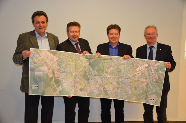 Bgm. Walter Brunner (Leonding), Bgm. Peter Mair (Pasching), Landesrat Reinhold Entholzer und Bgm. Harald Seidl (Traun) präsentieren den Plan der Straßenbahn nach Traun.